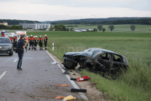 WUG26 BEI DITTENHEIM - Ersthelfer handelt nach Unfall am Freitag (06.06.2025) schnell und befreit Fahrer aus Auto. Verletzter kommt ins Krankenhaus. 🚗💥