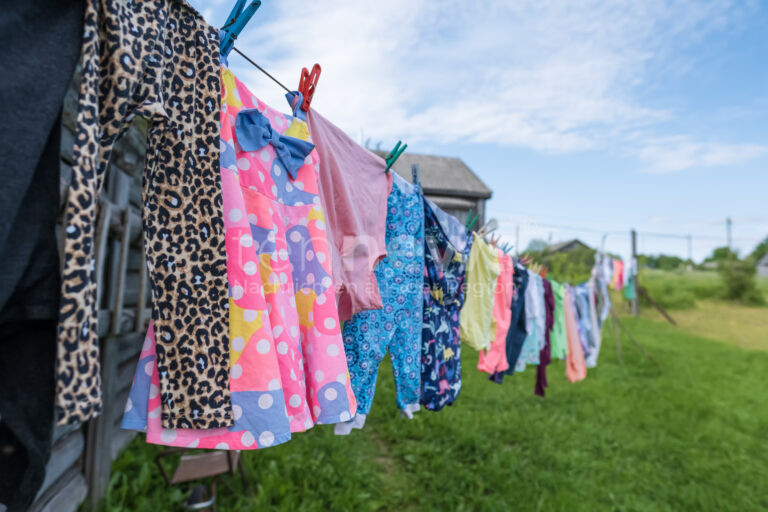 🌞 Wäsche im Freien zu trocknen spart Strom und schützt die Umwelt. So geht’s richtig – mit Tipps der Verbraucherzentrale Bayern! 🌿
