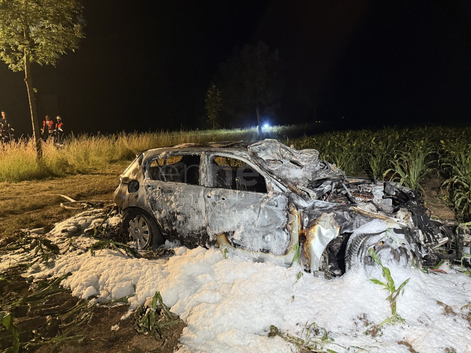 ETTENSTATT - 🔥 Spektakulärer Unfall am Montag (23.06.2025)! BMW überschlägt sich mehrfach, brennt aus - Fahrer flüchtet! 🚗