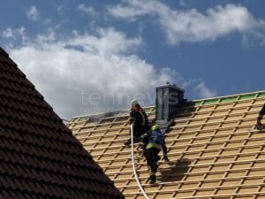 KÖNIGSMOOS - 🔥 Dachstuhlbrand in Obermaxfeld am Dienstag (24.06.2025): Feuerwehr verhindert Schlimmeres – keine Verletzten, Ursache noch unklar! 🚒