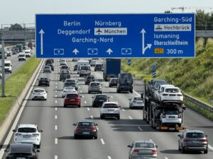 DEUTSCHLAND - 🚗 Mega-Stau am Freitag (27.06.2025)! Drei Bundesländer starten Ferien bei 30 Grad - 1.200 Baustellen sorgen für Verkehrschaos! ☀️