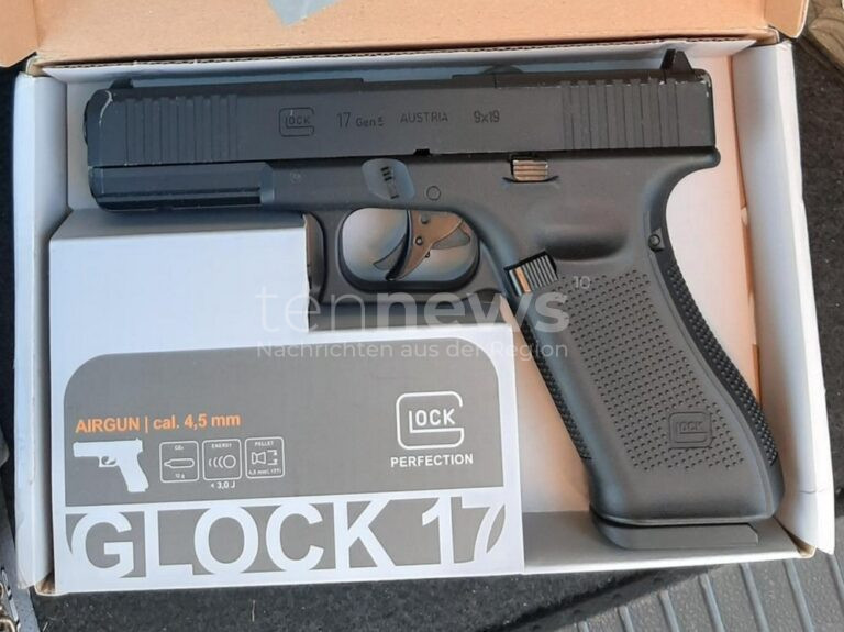 KEMPTEN - 🔫 Bedrohung im Zug am Freitag (30.05.2025)! Mann mit Pistole und Messern festgenommen und nach Psych-Hilfe-Gesetz eingewiesen. 🚓