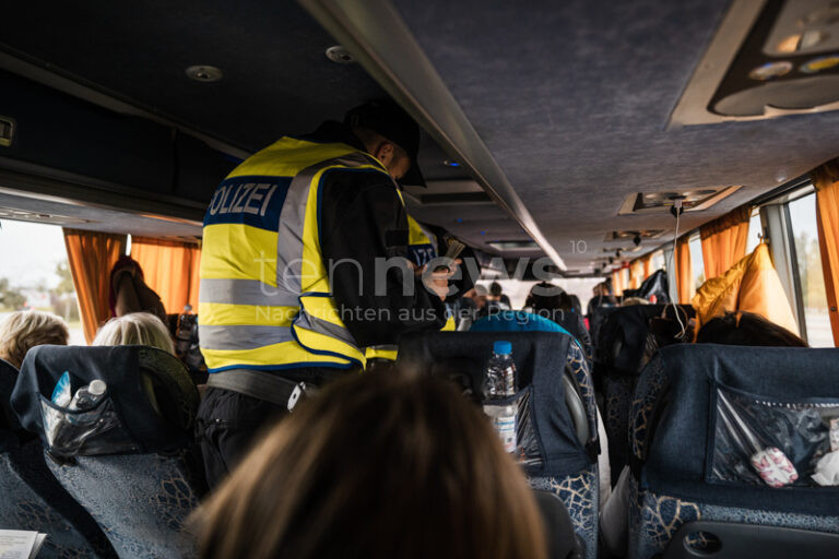 LINDAU – 🚨 Illegale Schleusung per Fernbus am Sonntag (01.06.2025) aufgedeckt: Drei Syrer zahlten 12.500 Euro für gefälschte Papiere. Rückweisung. 🛑