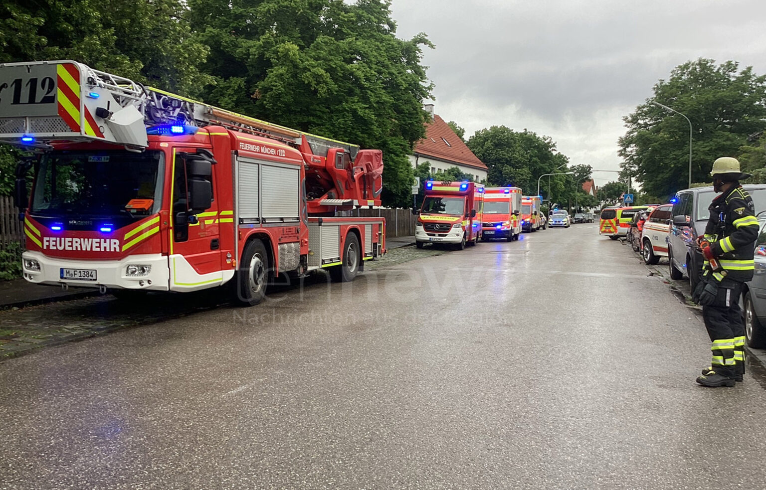 MÜNCHEN-ALLACH – Donnerstag (05.06.2025) verletzte Reizgas an einer Schule 17 Schüler. Feuerwehr und Rettungsdienst rückten mit Großaufgebot an. 🚒👩‍🚒