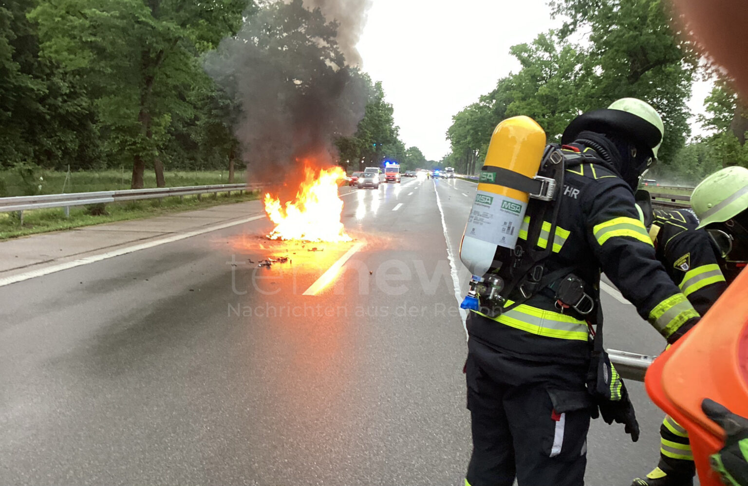 A95 BEI MÜNCHEN - 🚑 Rettungsgasse ignoriert am Donnerstag (05.06.2025)! Zwei Helferinnen zeigen Zivilcourage bei brennender KTM! 👩‍⚕️