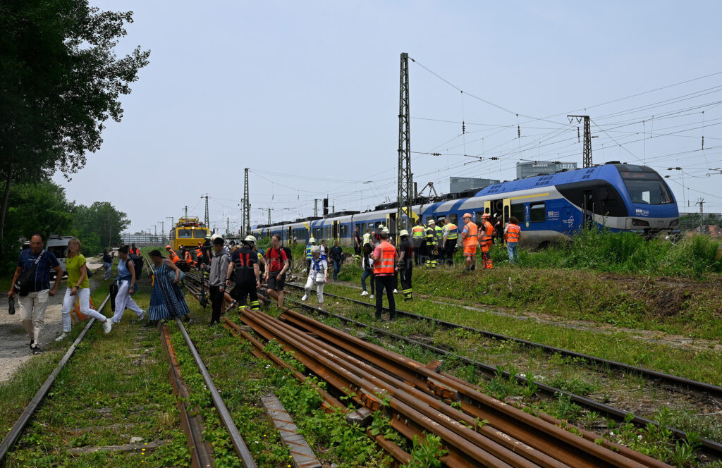 MÜNCHEN – 🚆 Bei Berg am Laim blieb am Dienstag (10.06.2025) eine Regionalbahn mit 200 Personen nach Defekt einer Oberleitung liegen. 🔧