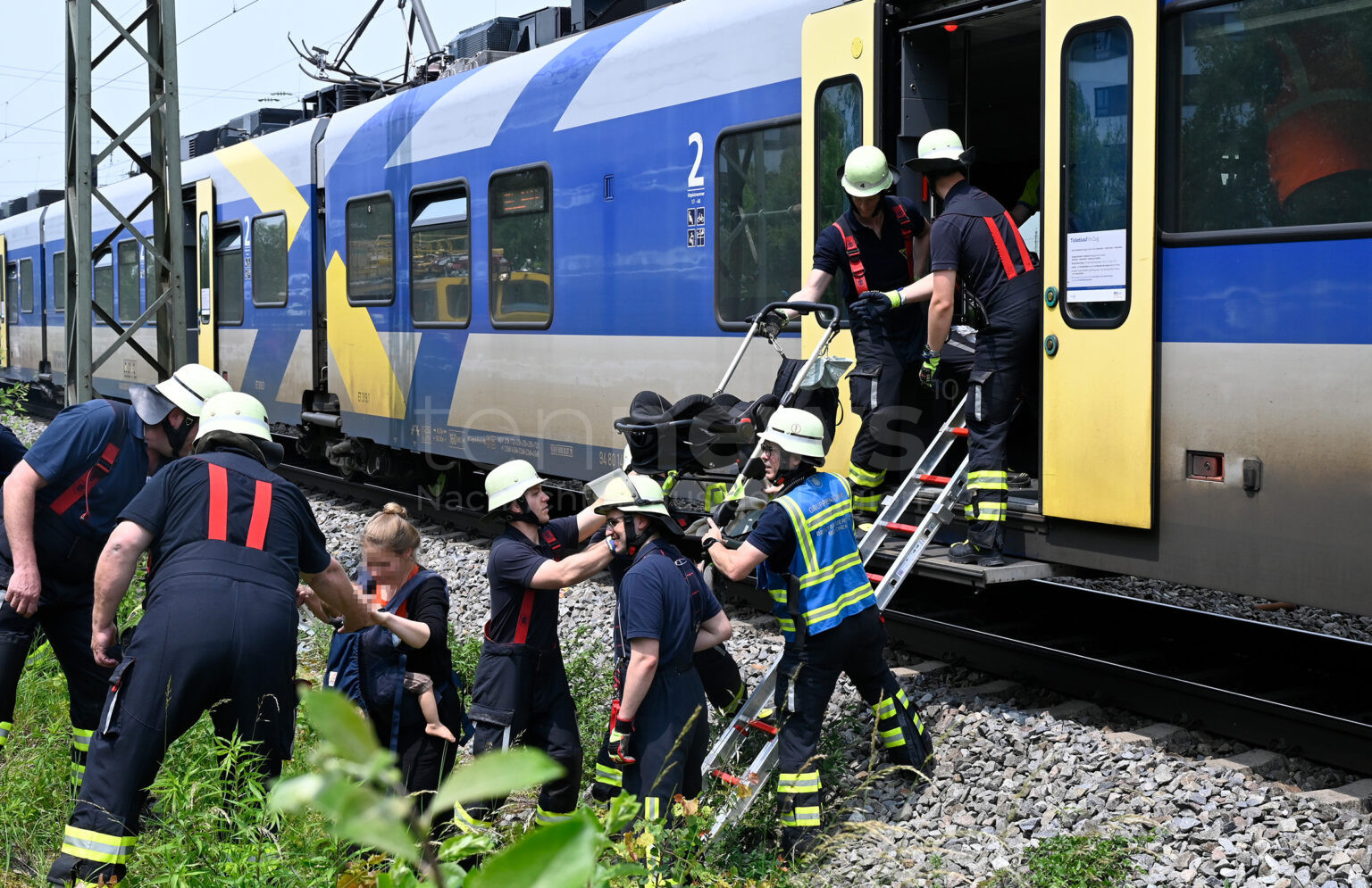 MÜNCHEN – 🚆 Bei Berg am Laim blieb am Dienstag (10.06.2025) eine Regionalbahn mit 200 Personen nach Defekt einer Oberleitung liegen. 🔧
