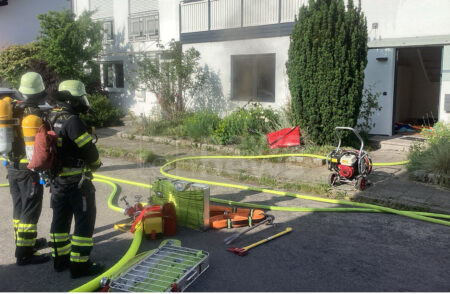 MÜNCHEN - 🔥 Kellerbrand am Samstagabend (15.06.2025)! Kühlschrank brennt - Feuerwehr löscht bei Nullsicht und 30 Grad! 🚒