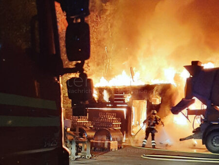 MÜNCHEN-LERCHENAU - 🔥 Betriebsbrand in der Nacht auf Mittwoch (18.06.2025)! Container und Holzbaracke brennen - 61-Jähriger verletzt! 🚒