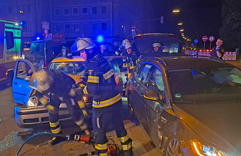 MÜNCHEN - 🚗 Schwerer Kreuzungsunfall in Schwabing am Sonntag (22.06.2025): Feuerwehr schneidet Mann aus VW Golf! Vier Verletzte bei Kreuzungscrash! 🚑