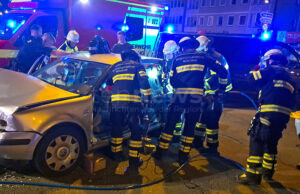 MÜNCHEN - 🚗 Schwerer Kreuzungsunfall in Schwabing am Sonntag (22.06.2025): Feuerwehr schneidet Mann aus VW Golf! Vier Verletzte bei Kreuzungscrash! 🚑