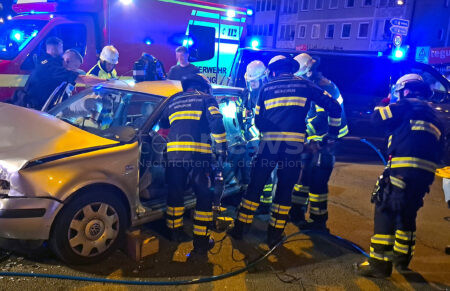 MÜNCHEN - 🚗 Schwerer Kreuzungsunfall in Schwabing am Sonntag (22.06.2025): Feuerwehr schneidet Mann aus VW Golf! Vier Verletzte bei Kreuzungscrash! 🚑