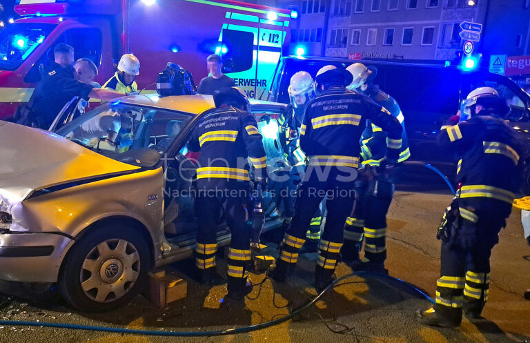 MÜNCHEN - 🚗 Schwerer Kreuzungsunfall in Schwabing am Sonntag (22.06.2025): Feuerwehr schneidet Mann aus VW Golf! Vier Verletzte bei Kreuzungscrash! 🚑