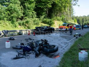 TEGERNBACH – 🚨 Tödlicher Unfall am Freitag (13.06.2025): Ein 28-jähriger Motorradfahrer stirbt nach Kollision mit Mercedes auf dem Schöntalerberg 🕯️