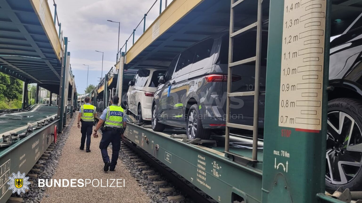 MÜNCHEN – 🚨 Vier Tatverdächtige klauten am 26.06.2025 auf einem Autozug Verbandskästen – und tarnten sich mit Mullbinden & Rettungsdecken. 🛤️ Polizei ermittelt.
