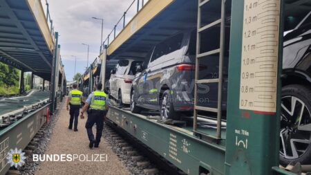 MÜNCHEN – 🚨 Vier Tatverdächtige klauten am 26.06.2025 auf einem Autozug Verbandskästen – und tarnten sich mit Mullbinden & Rettungsdecken. 🛤️ Polizei ermittelt.