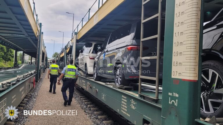 MÜNCHEN – 🚨 Vier Tatverdächtige klauten am 26.06.2025 auf einem Autozug Verbandskästen – und tarnten sich mit Mullbinden & Rettungsdecken. 🛤 Polizei ermittelt.