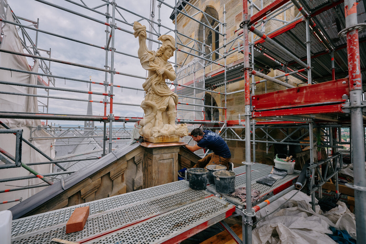 MICHAELSBERG - ⛪ Erzengel Michael zurück! 650 Kilo schwere Skulptur thront wieder über Kloster nach drei Jahren Restauration! ✨