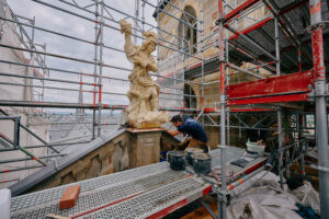 MICHAELSBERG - ⛪ Erzengel Michael zurück! 650 Kilo schwere Skulptur thront wieder über Kloster nach drei Jahren Restauration! ✨