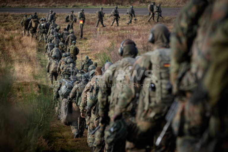 BERLIN – 🪖 Pistorius darf laut Medienbericht vom Samstag (21.06.2025) 10.000 neue Soldaten einstellen – trotz Sparvorgaben! Umbau im Ministerium geplant. ⚔