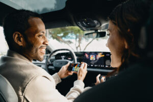 INGOLSTADT – 🎮 Mit AirConsole ab (26.06.2025) wird das Audi-Cockpit zur Spielkonsole – per Smartphone, exklusiv in ausgewählten Modellen! 🚘