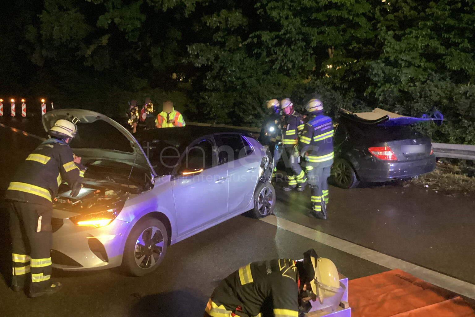 MÜNCHEN - 🚗 Schwerer Verkehrsunfall auf der A95 am Montag (02.06.2025)! Vier Verletzte, eine Frau schwer eingeklemmt und mit Kopfverletzungen ins Krankenhaus. 🚑