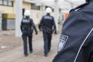 REGENSBURG – 🚨 Bei einer Großkontrolle gegen Schwarzarbeit im Baugewerbe am Montag (16.06.2025) nahm der Zoll Firmen in Oberpfalz und Oberfranken ins Visier 🔍
