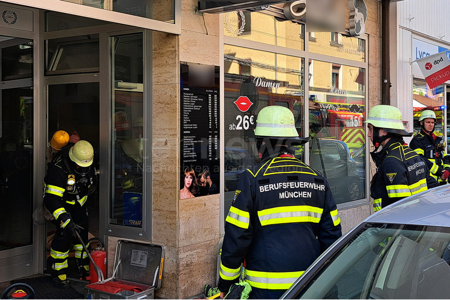 MÜNCHEN – Elektrobrand in Friseursalon am Freitag (13.06.2025) 🔥 Lampe fängt Feuer in Zwischendecke – Verkehr auf Leonrodstraße gestört.💥