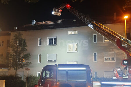 MÜNCHEN – 🔥 Dachbrand in der Passauerstraße (25.06.2025): Eine Verletzte, 31 Bewohner evakuiert, zwei Katzen gerettet – Feuerwehr im Großeinsatz 🧯