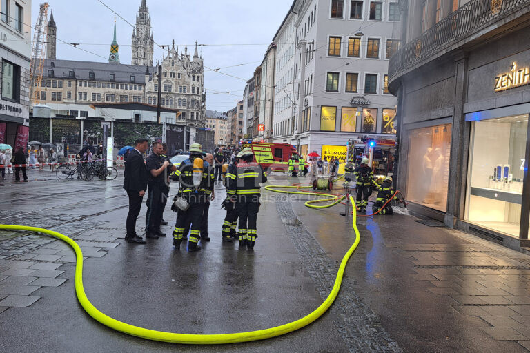MÜNCHEN – 🔥 Rauchentwicklung in der Theatinerstraße am 26.06.2025: Feuer im Hochspannungsraum – Feuerwehr verhindert Ausbreitung. 🚒