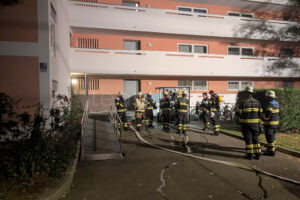 FÜRSTENRIED – 🚒 Rauch und Flammen in Wohnhaus am Samstag (28.06.2025): Mülltonne brennt, Treppenhaus verraucht – 35.000 € Schaden 🔥