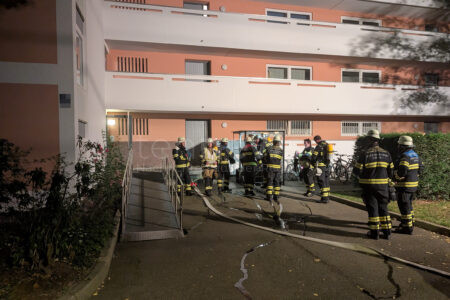 FÜRSTENRIED – 🚒 Rauch und Flammen in Wohnhaus am Samstag (28.06.2025): Mülltonne brennt, Treppenhaus verraucht – 35.000 € Schaden 🔥