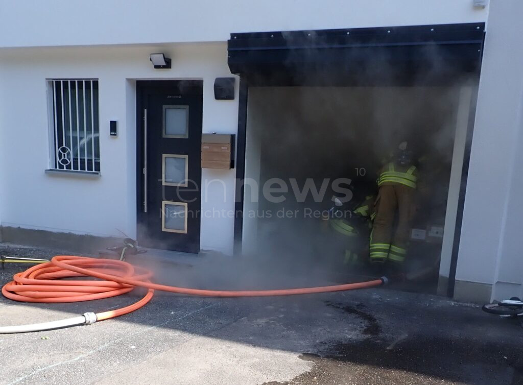 REGENSBURG - 🔥 Garage brennt am Samstag (21.06.2025) im Hochweg – Feuerwehr löscht Kartonagenbrand unter Atemschutz, niemand verletzt! 🚒