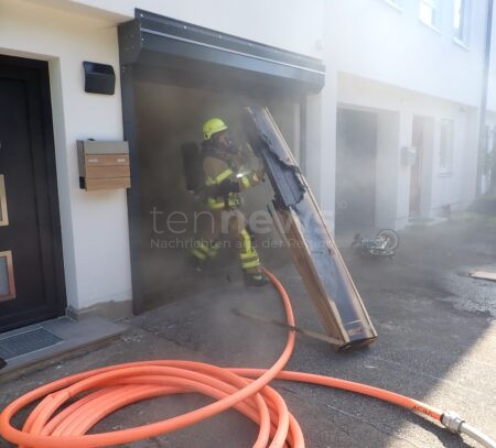 REGENSBURG - 🔥 Garage brennt am Samstag (21.06.2025) im Hochweg – Feuerwehr löscht Kartonagenbrand unter Atemschutz, niemand verletzt! 🚒