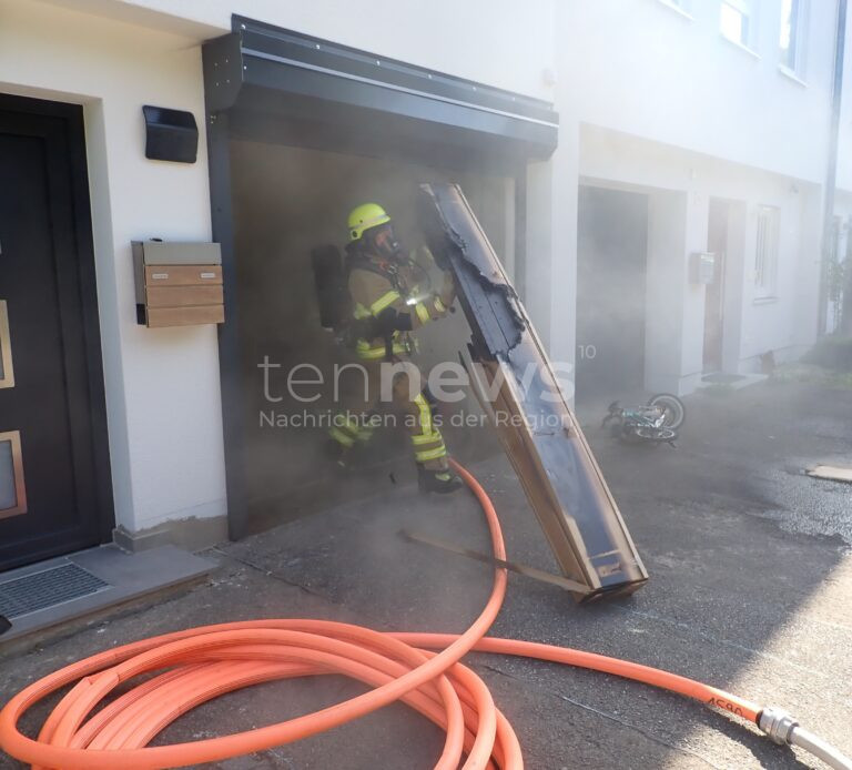 REGENSBURG - 🔥 Garage brennt am Samstag (21.06.2025) im Hochweg – Feuerwehr löscht Kartonagenbrand unter Atemschutz, niemand verletzt! 🚒