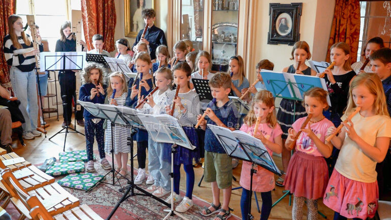 SCHROBENHAUSEN – 🎶 Schülerkonzert im Wasserschloss: Junge Talente begeisterten am Donnerstag (05.06.2025) mit Musik auf der Blockflöte. 🌊