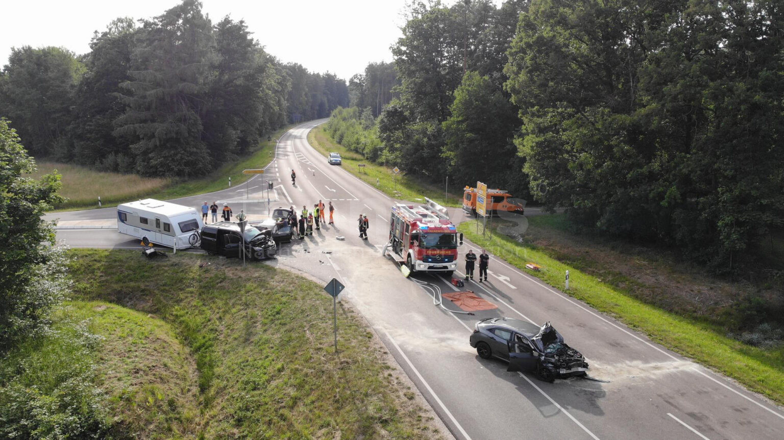 FRICKENFELDEN – 🚨 Schwerer Verkehrsunfall durch Unaufmerksamkeit am Mittwoch (18.06.2025): Frau in Lebensgefahr, fünf weitere Menschen verletzt. 💥