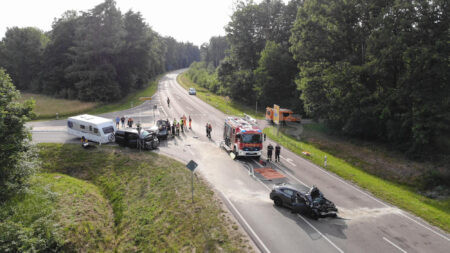FRICKENFELDEN – 🚨 Schwerer Verkehrsunfall durch Unaufmerksamkeit am Mittwoch (18.06.2025): Frau in Lebensgefahr, fünf weitere Menschen verletzt. 💥