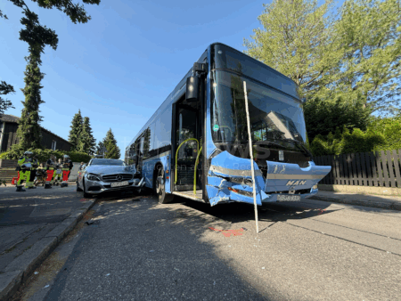 MÜNCHEN - Donnerstag (12.06.2025): Unfall mit Linienbus und Mercedes in der Feldbergstraße 🚨 Mehrere Kinder und Erwachsene verletzt.