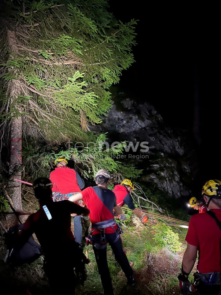KRAMSACH – 🐐 Baby-Ziege auf Felsvorsprung gefangen – Bergretter befreien das Jungtier am Donnerstag (19.06.2025) in letzter Minute ⛰️