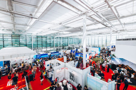 MÜNCHEN - 🚀 Morgen startet die Jobmesse am Flughafen München! 90 Arbeitgeber suchen neue Mitarbeiter - von Lufthansa bis Rewe! 💼