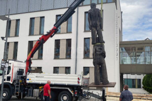 PFAFFENHOFEN AN DER ILM – ✨ Riesige Kunst-Skulpturen von Josef Lang zieren seit Mittwoch (17.06.2025) die Innenstadt. 📅 Ausstellung läuft bis 3. August.