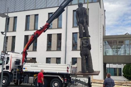 PFAFFENHOFEN AN DER ILM – ✨ Riesige Kunst-Skulpturen von Josef Lang zieren seit Mittwoch (17.06.2025) die Innenstadt. 📅 Ausstellung läuft bis 3. August.