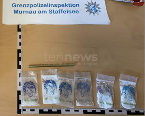 OBERAU – 🚔 Beamte finden am Freitag (20.06.2025) bei einer Kontrolle auf der B2 Amphetamine und Messer in einem Auto 🚨