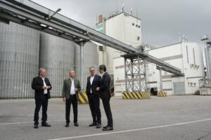 REGENSBURG – 🌾 Aiwanger lobte am Montag (16.06.2025) bei seinem Besuch die BayWa – stark aufgestellt zur Erntesaison und nah an den Höfen. 🤝