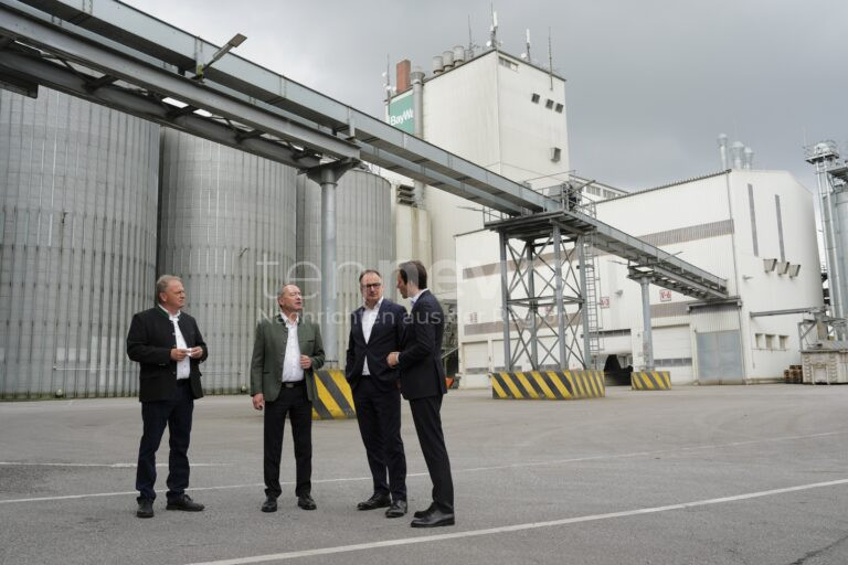 REGENSBURG – 🌾 Aiwanger lobte am Montag (16.06.2025) bei seinem Besuch die BayWa – stark aufgestellt zur Erntesaison und nah an den Höfen. 🤝