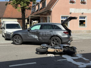 COLMBERG – 🏍️ Ein couragierter Ersthelfer rettete am Freitag (13.06.2025) mit Gabelstapler einen lebensgefährlich verletzten Biker unter einem Auto 🚑