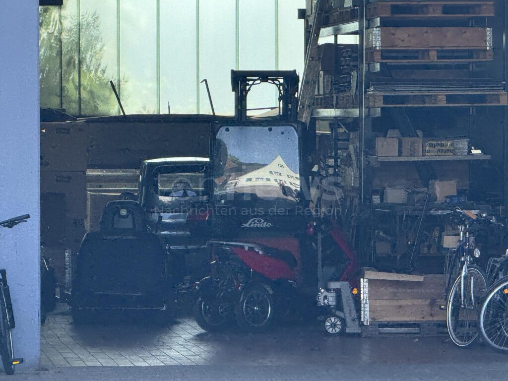 COLMBERG – 🏍️ Ein couragierter Ersthelfer rettete am Freitag (13.06.2025) mit Gabelstapler einen lebensgefährlich verletzten Biker unter einem Auto 🚑