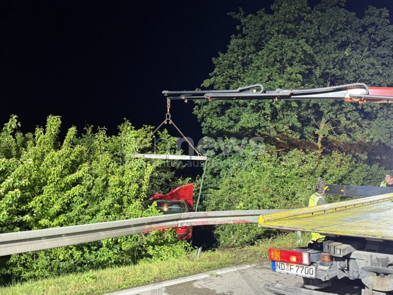 REICHERTSHOFEN - 🚗 Schwerer Unfall am Donnerstag (05.06.2025)! Oldtimer-Porsche stürzt acht Meter ab - Fahrer überlebt leicht verletzt! 🍀