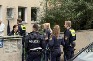 MÜNCHEN - 🚔 Neues Gewaltdelikt in München! Polizei sperrt Wohnhaus ab - Täter festgenommen, Spurensicherung vor Ort! 🔍